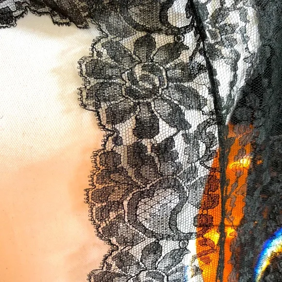 NEW LISTING! Vintage Lace Wrap w/Fringe - Picture 3 of 8